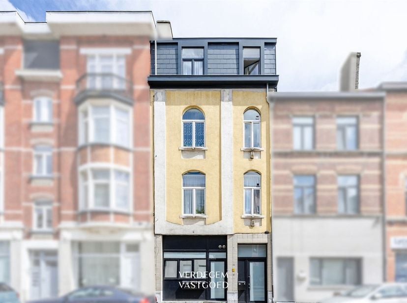 Ligging<br />
Centraal gelegen vind je deze opbrengsteigendom bestaande uit vier appartementen. <br />
Het pand situeert zich in een levendige stads