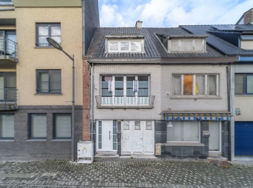 Gezellige, nog deels op te frissen woning met 4 slaapkamers gelegen in het centrum van Nieuwerkerken. Deze woning omvat op het gelijkvloers een aparte