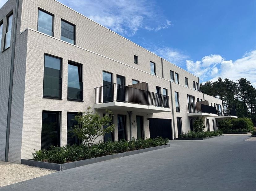 Recent appartement met twee slaapkamers en ruim terras<br />
Ligging: Dit appartement is gunstig gelegen en vlot bereikbaar met goede ontsluiting naar