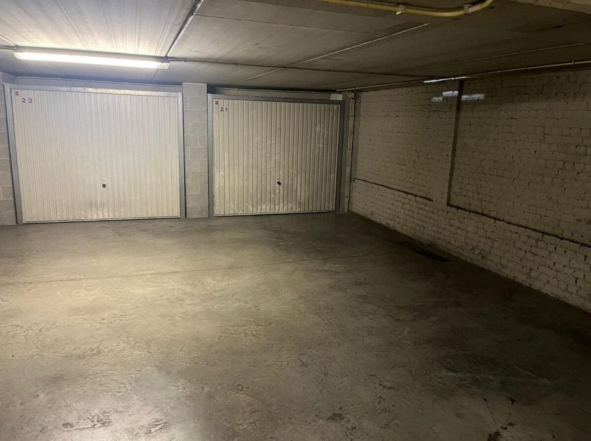 Afgesloten garagebox te koop  Paul Parmentierlaan 152, box 21, Knokke Op een uitstekende ligging in de Paul Parmentierlaan 152 bieden wij deze afgeslo