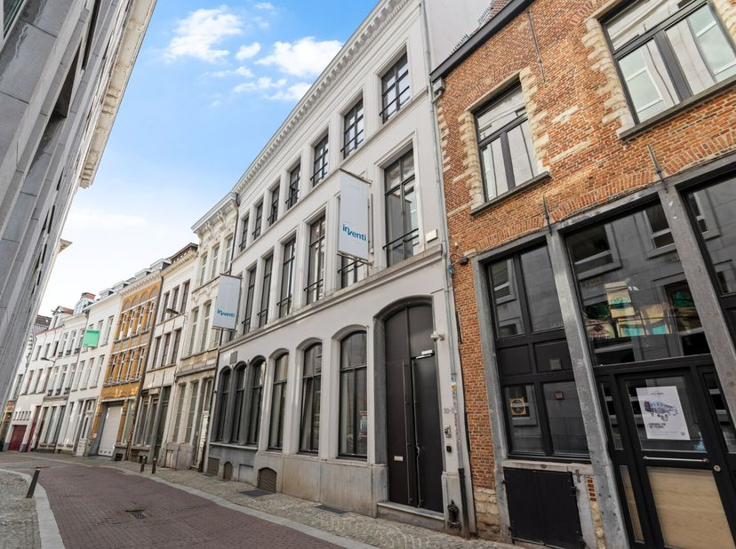 Vlakbij de Grote Markt in Antwerpen bevindt zich dit volledig ingerichte en gemeubileerde kantoorgebouw, meteen klaar voor gebruik. Op wandelafstand z