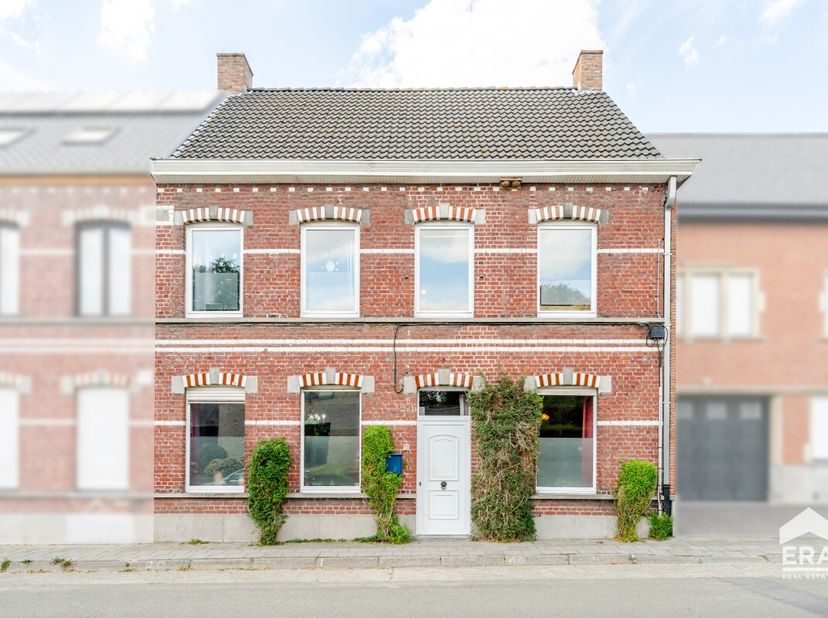 Unieke woning met karakter en charme in KoolskampDeze woning in de Ardooisestraat 18 geniet van een rustige ligging in Koolskamp, met winkels, scholen