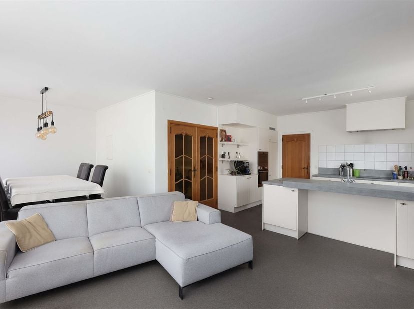 Lichtrijk appartement met 3 slaapkamers én terras op toplocatie<br />
<br />
Omgeving:<br />
+ Rustig gelegen aan het gezellige Sint-Jansplein<br /