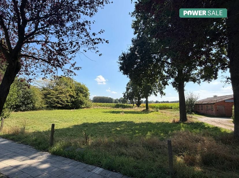In de Houtstraat 131 te Sint-Lenaarts, deelgemeente van Brecht, wordt een aantrekkelijk bouwperceel voor open bebouwing aangeboden. Deze zuidgerichte