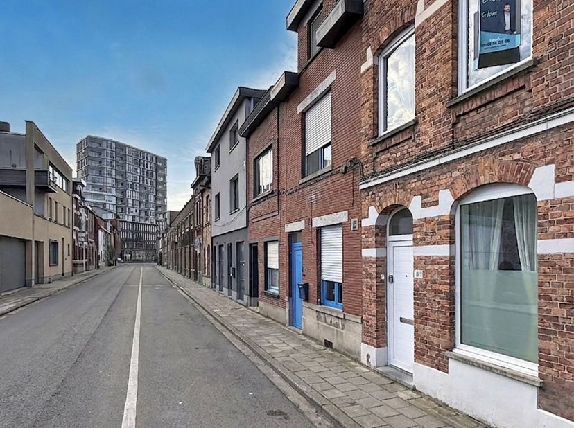 Bent u op zoek naar een betaalbare woning met een uitstekende ligging, een gunstig EPC en onmiddellijk wooncomfort? Dan is deze charmante rijwoning me