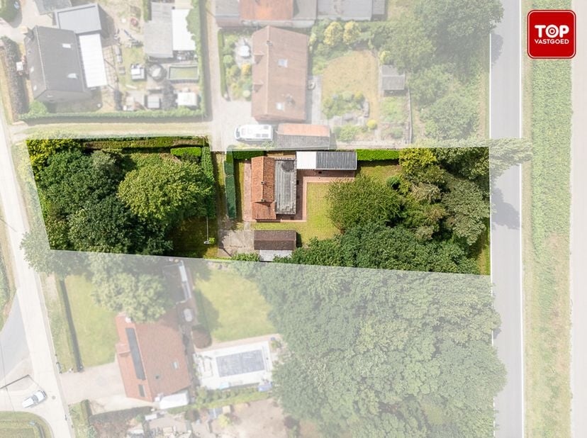 Deze vrijstaande woning, gelegen in een landelijke rustige omgeving aan het einde van een doodlopende straat, biedt een zeldzame kans.<br />
De eigend