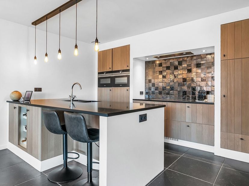 Bent u op zoek naar een ruim, instapklaar appartement waar comfort, luxe en toegankelijkheid centraal staan? Dan zal dit prachtige appartement op de e