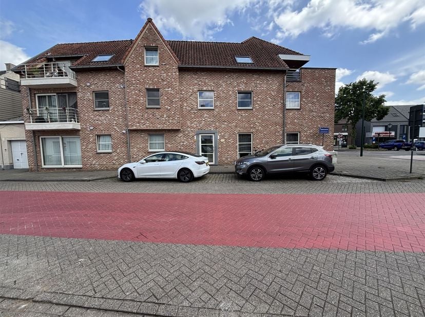 Appartement de 2 chambres économe en énergie avec un très grand débarras en sous-sol<br />
<br />
Situation : Emplacement très calme, au centre de Mee