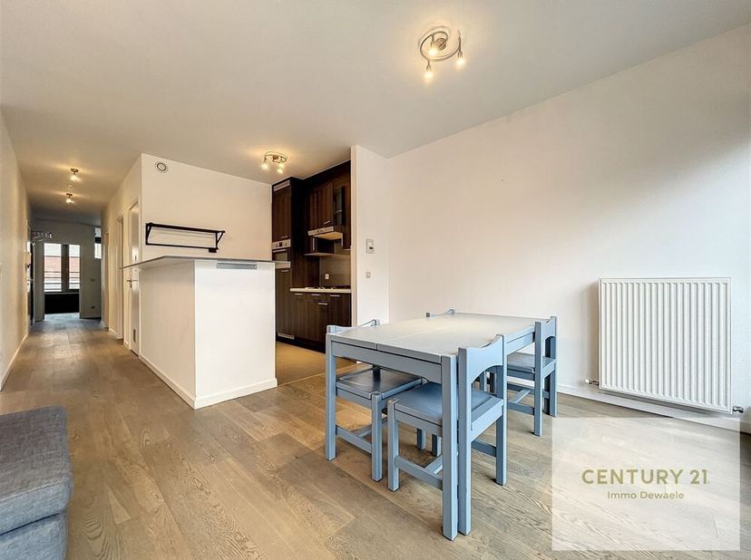 Dit mooie appartement met terras en ononderbroken uitzicht is ideaal gelegen tussen IJzer en Sint-Katelijne, op de 4e verdieping van een recent gebouw