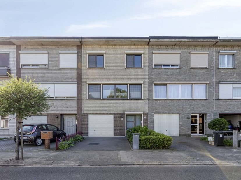 Bent u op zoek naar een kwalitatieve en perfect onderhouden gezinswoning op een strategische locatie? Dit prachtige huis te koop in het rustige Stabro
