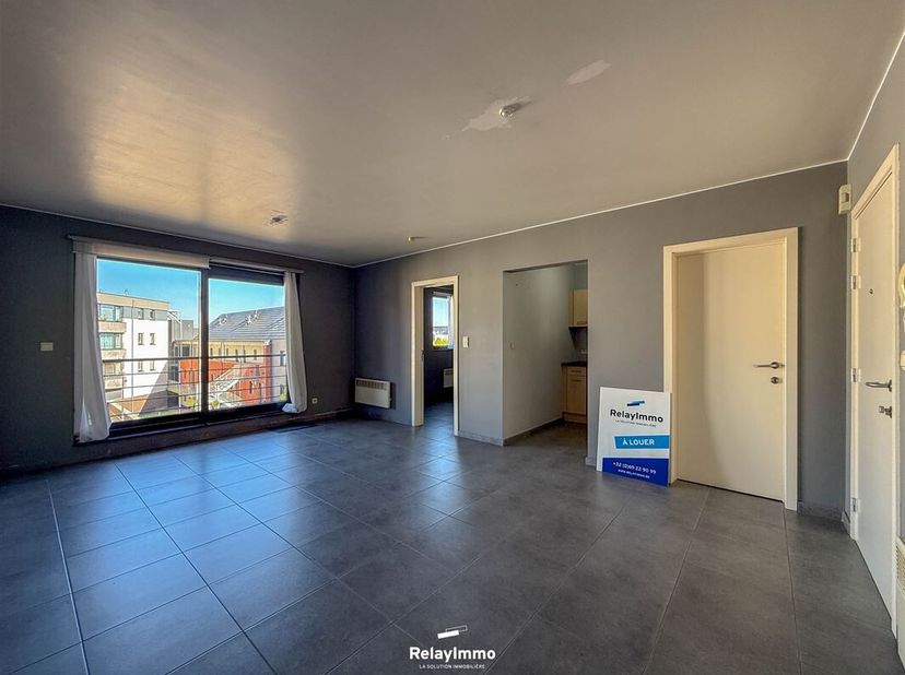 Schitterend appartement met 1 slaapkamer en buitenruimte, op een boogscheut van het station van Doornik!<br />
Bestaande uit:<br />
Mooie lichte woonk