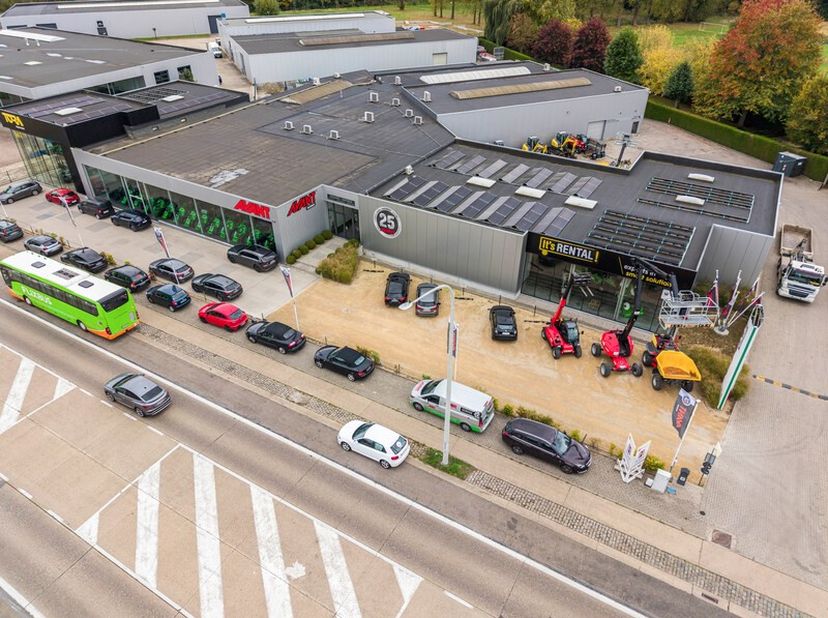 Recente industriële bouw gelegen aan de Tiensesteenweg 240 te Sint-Truiden.<br />
Ideaal voor zowel logistiek als productie met aansluitend voldoende