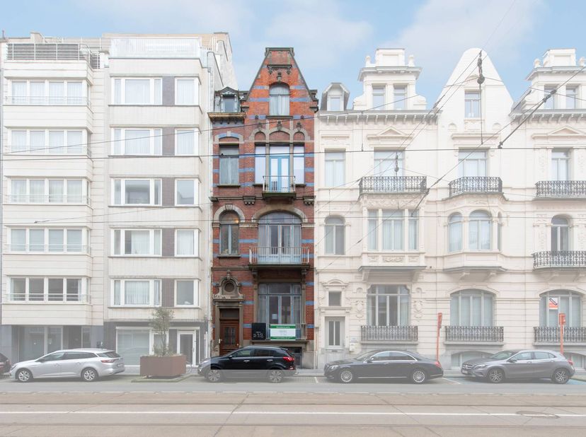 Unieke herenwoning met karakter in Oostende, renovatiekans!<br />
<br />
Droom je van een woning vol charme en mogelijkheden? Deze eclectische burgerw
