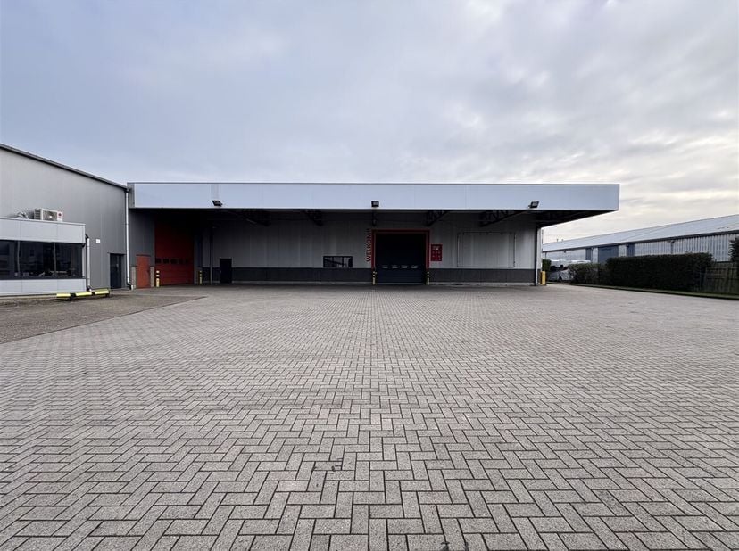 Strategisch gelegen industriehal met kantoorruimte te Lille<br />
Ligging: De industriehal is gelegen aan de Achterstenhoek 10 in Lille en geniet van