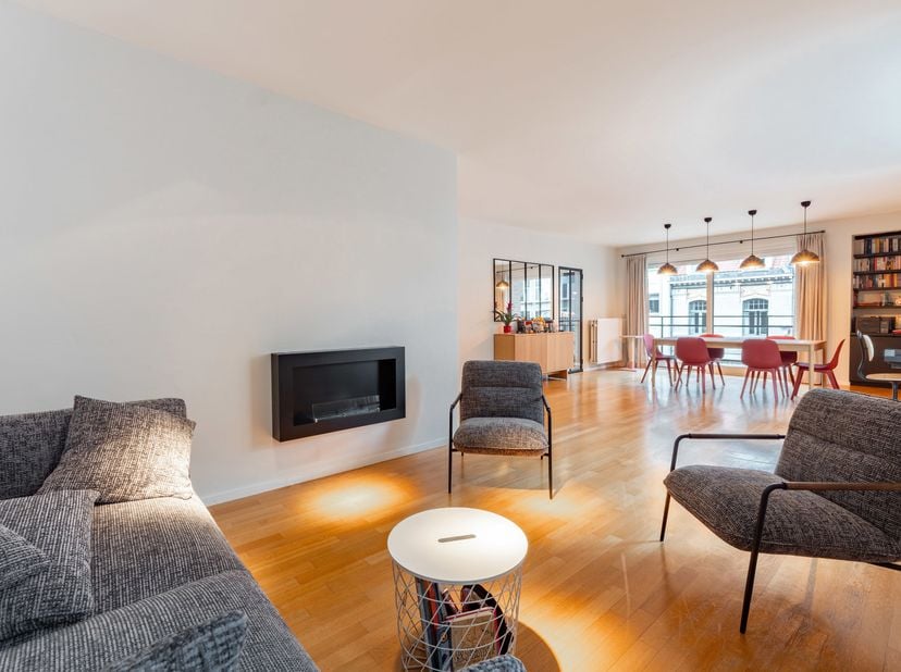 IXELLES – In de onmiddellijke nabijheid van de Place du Chatelain: licht duplexappartement (3 slaapkamers / 1 badkamer / 1 douchekamer) van ± 178 m² (