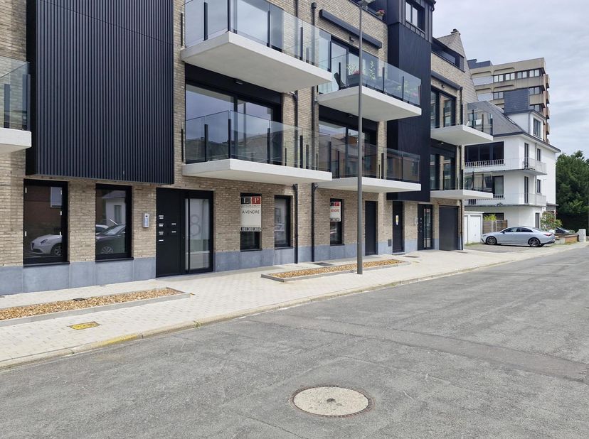 JAMBES. Ideaal gelegen in een rustige woonwijk, dicht bij voorzieningen, vervoer en scholen, NIEUW APPARTEMENT van 99,40 m² (2CH/1SDB). Gelegen op de