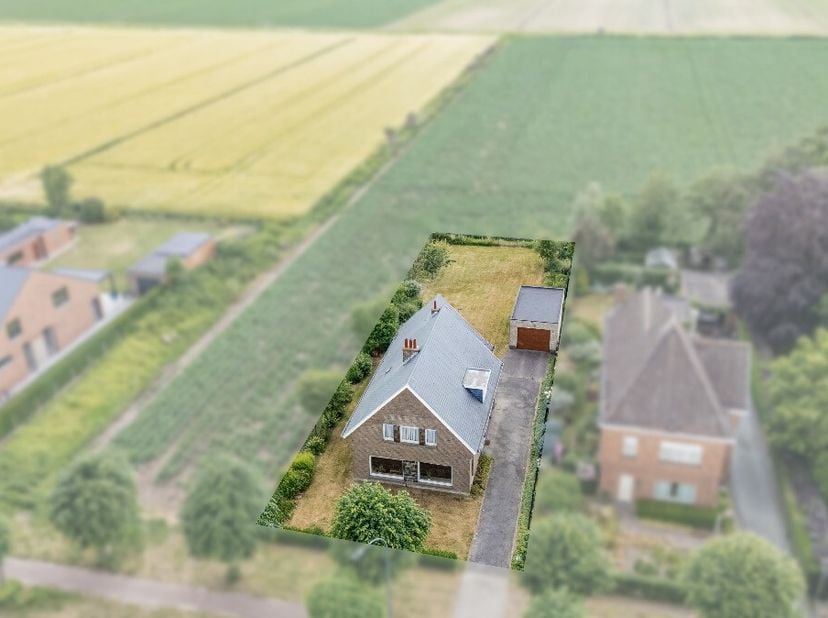 Op een gunstige ligging in Eeklo bevindt zich deze alleenstaande statige woning met een ruime tuin en een prachtig, vrij uitzicht over de achterliggen