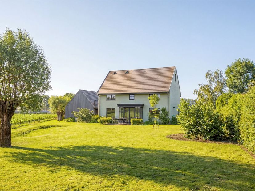 Superbe maison Mi Casa avec dépendance et jardin offrant une vue magnifique, à Hansbeke. <br />
<br />
Cette élégante maison Mi Casa allie un charme
