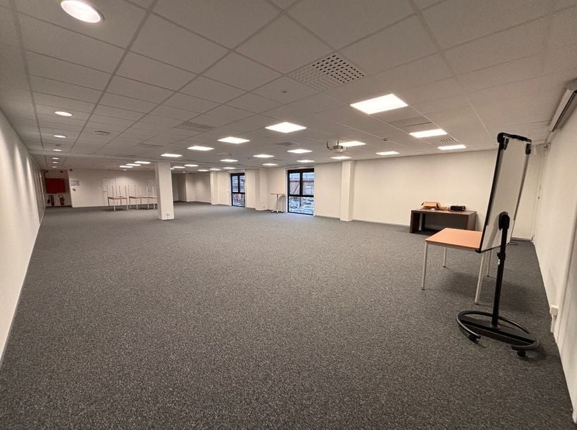 Dit kantoor op het eerste verdiep biedt 360 m² aan moderne en efficiënte werkruimte voor ondernemers en professionals die op zoek zijn naar een dynami