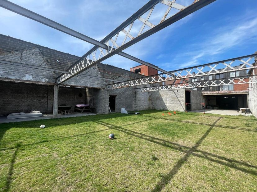 Te koop: ruime woning in het centrum van Rekkem, gelegen in een residentiële woonkern.Deze woning biedt een comfortabele indeling met vier slaapkamers