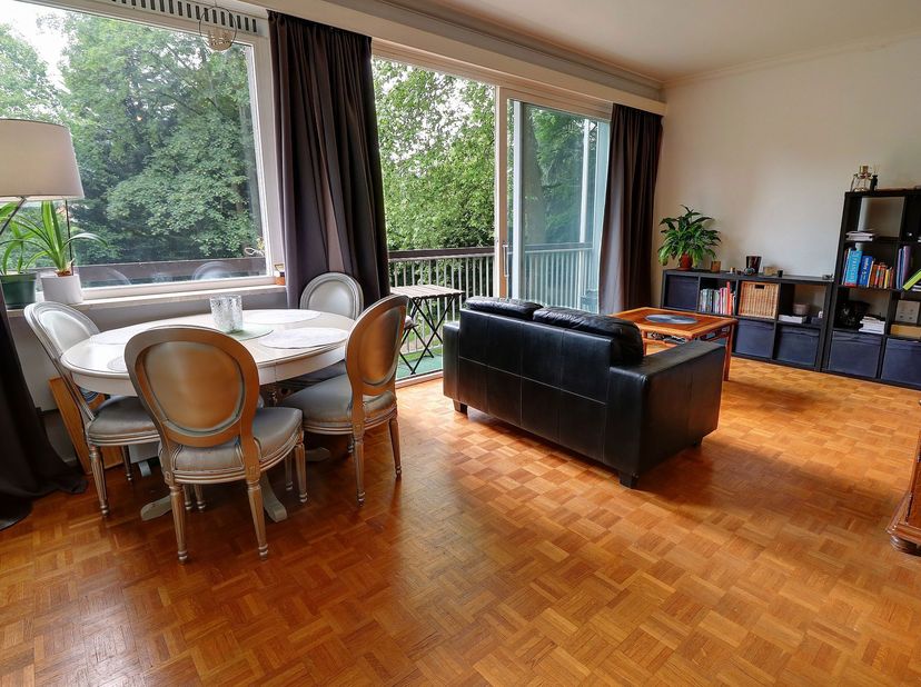 Lichtrijke studio van ca. 50 m² met vrij uitzicht op het park en de tuinen<br />
Het appartement is als volgt samengesteld:<br />
• 1 Woonkamer met sl