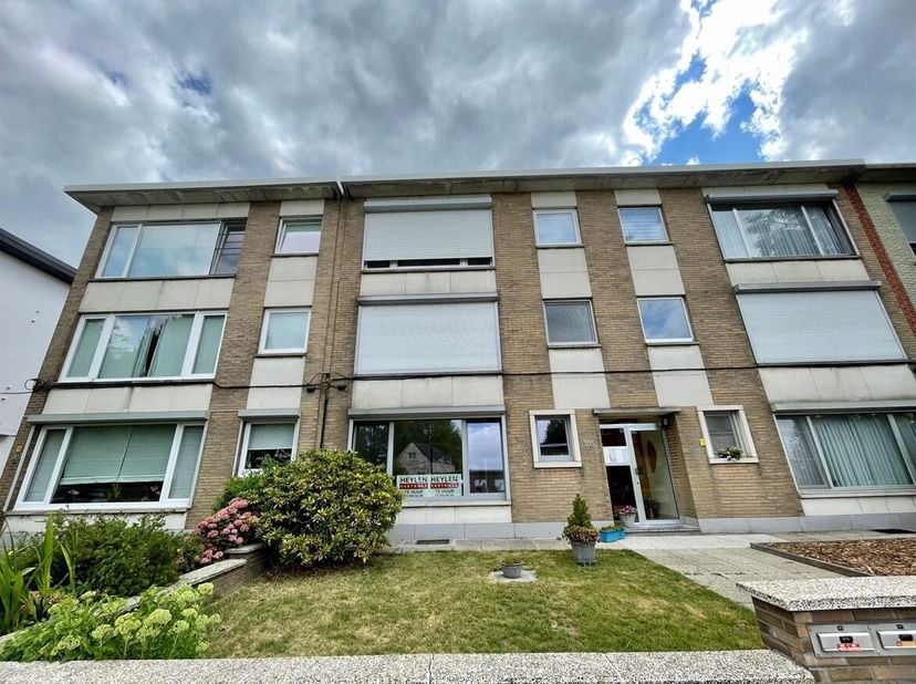 Gelijkvloers appartement (2 slpk) met tuin en garage te huur!<br />
Ligging: Centraal gelegen met winkels, horeca, scholen, openbaar vervoer, ... op w
