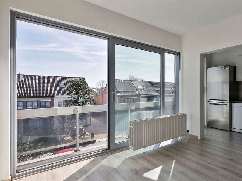 In een rustige straat in Schelle bevindt zich dit goed onderhouden appartement op de tweede verdieping van een kleinschalig gebouw. Het appartement om