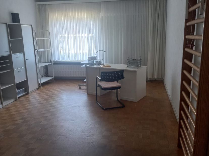 Te huur: kinésithérapie praktijk ( of andere beroep),gemeubileerd en niet uitgerust 28m2,gelegen in Strombeek-Bever ( tegenover het Heysel).<br />
Wor