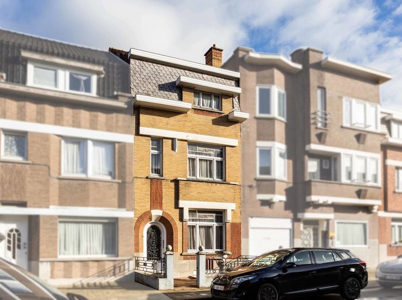 La combinaison unique d éléments authentiques, d un emplacement central et d un accès aisé fait de cette maison un lieu de vie particulièrement attrac