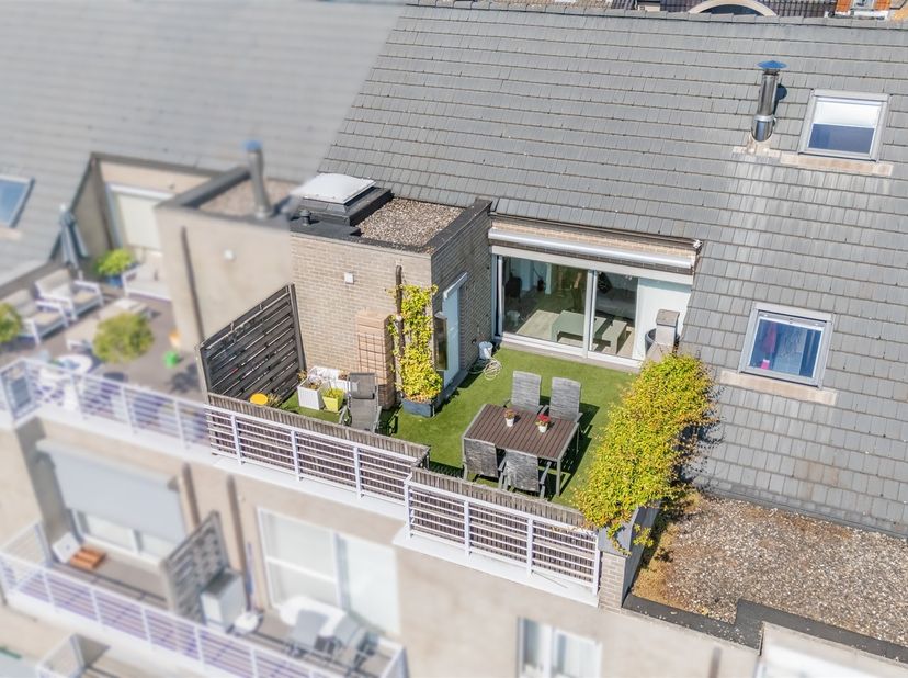 In de Mercatorstraat in Sint-Niklaas bevindt zich dit ruime duplexappartement met een bewoonbare oppervlakte van 170 m² en een zonnig terras van 27 m²