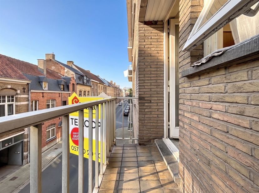 Instapklaar appartement met 3 slaapkamers, 2 balkons en garage in centrum Ieper<br />
Dit instapklare appartement, gelegen op de tweede verdieping, b