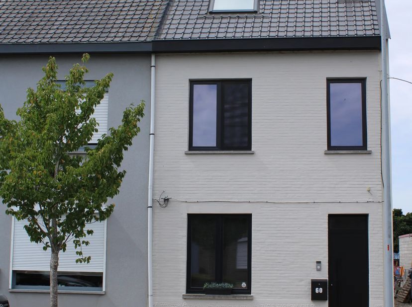 Op zoek naar een instapklare woning met karakter, hedendaags comfort én een ruime tuin? Deze charmante semi-halfopen woning uit de jaren 30 werd in 20