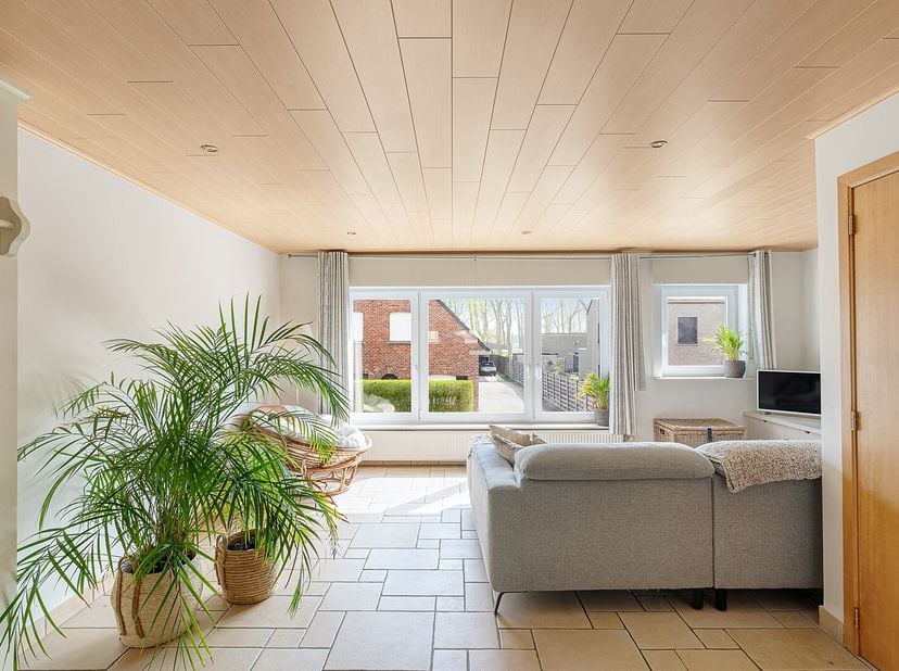Deze instapklare en uitstekend onderhouden gezinswoning is rustig gelegen in het dorp van Zeebrugge, op wandelafstand van winkels, scholen en openbaar
