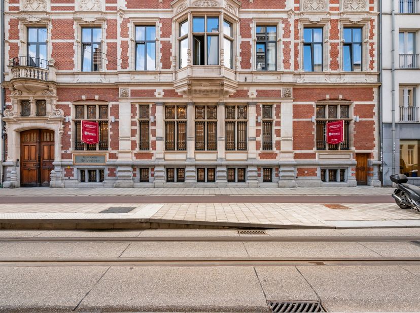 Au cœur du centre historique d'Anvers, à deux pas de la Meir, de la Groenplaats et de la Grand-Place, se trouve cet exceptionnel espace de bureau en d