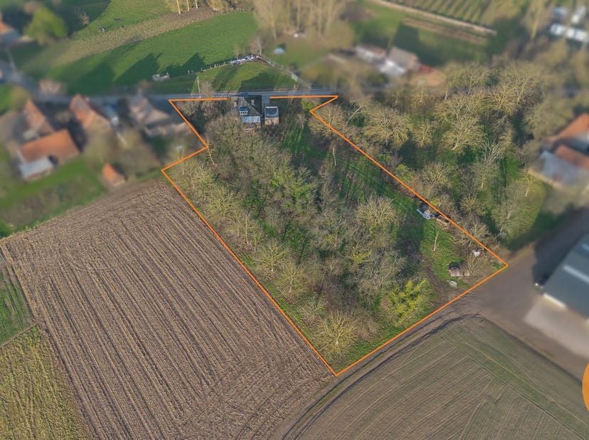 HERZELE - Vrijstaande woning met uitzonderlijk landelijk zicht en breed perceel<br />
In een uiterst landelijke en rustige omgeving in Herzele bieden