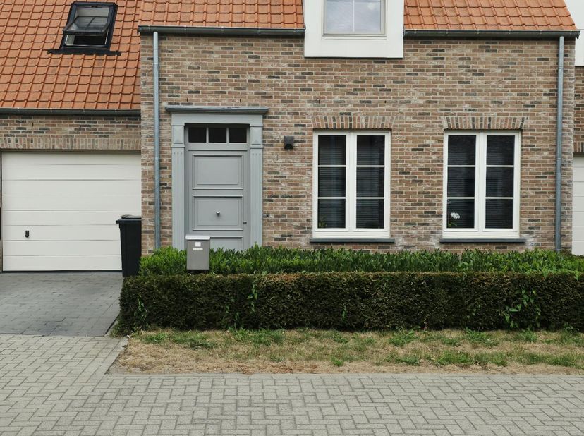 Ben je op zoek naar een volledig instapklare woning waar comfort, rust en duurzaamheid perfect samenkomen? Zoek niet verder! Deze prachtige nieuwbouww