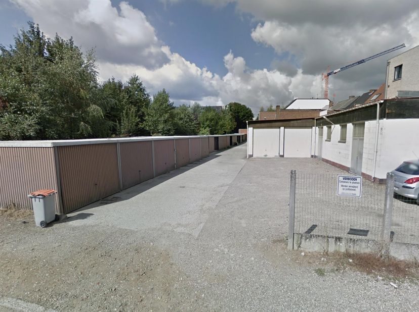 5 garages gelegen op een top locatie in het centrum van Eisden- Maasmechelen. <br />
nabij de Pauwengraaf/heihoevestraat. <br />
1 dubbele en 3 enkele