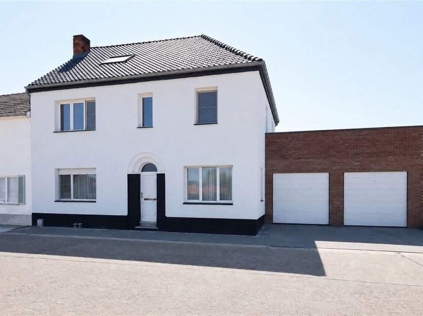Gerenoveerde moderne tweewoonst met 2 appartementen met terras én prachtige tuin in rustige en landelijke omgeving<br />
<br />
Omgeving:<br />
+ L