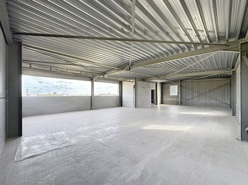 AFWERKING:<br />
MAGAZIJN (glv.):<br />
-&amp;nbsp;Stalen constructie:&amp;nbsp;gezandstraald, behandeld met lasprimer en voorzien van all meta coating<br />