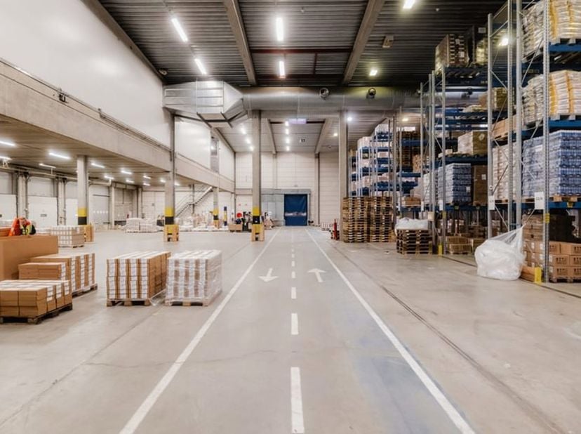 Logistiek magazijn te huur in het industrieterrein van Londerzeel, op slechts 600 meter van de A12. De site biedt UNIT 1: 2.795 m² magazijnruimte en U
