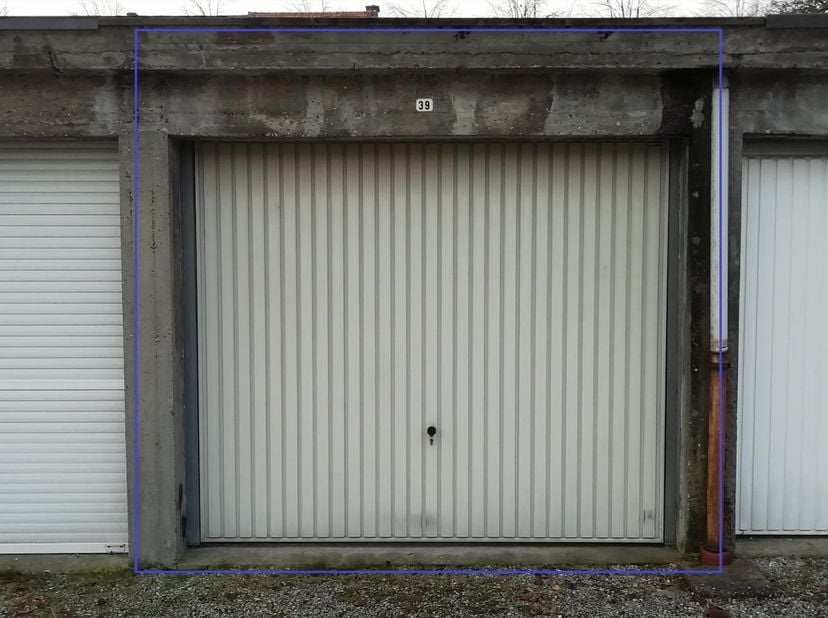 Deze goed gelegen garage bevindt zich op wandelafstand van het centrum van Leuven en biedt een praktische en veilige oplossing voor uw wagen of extra