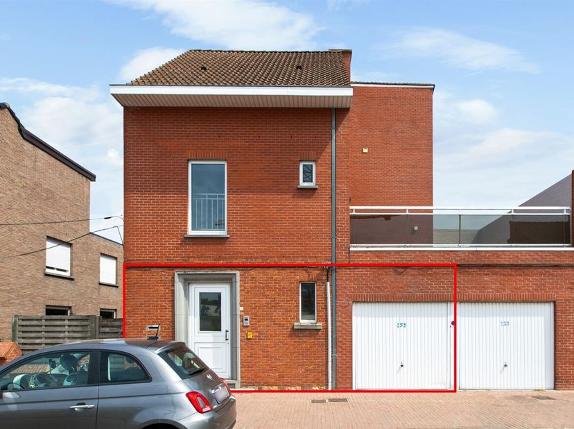 Dit gerenoveerde gelijkvloerse appartement aan de Olympialaan in Sint-Truiden combineert twee volwaardige slaapkamers, een ruime buitenkoer van 36 m²