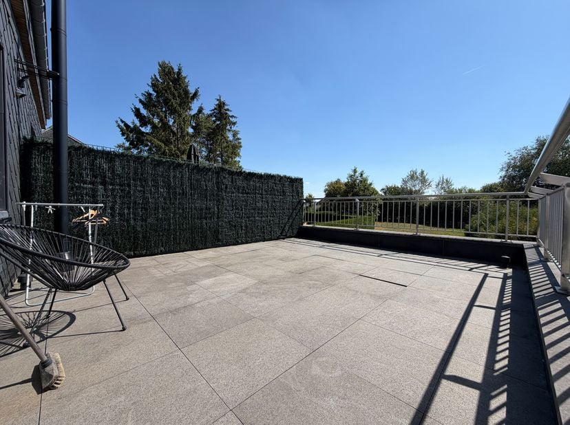 DUPLEX de ± 145 m²:<br />
1er ÉTAGE de ±79m² :<br />
- Hall de ±3m² sur carrelage avec WC indépendant,<br />
- Séjour de ±53m² sur carrelage avec cuis