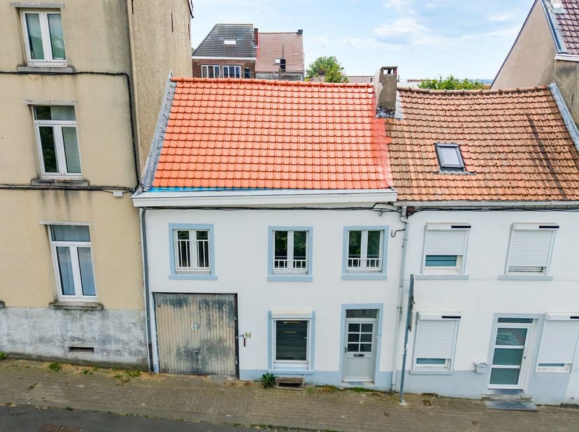 Easy Home a le plaisir de vous présenter cette petite maison entièrement rénovée de 100 m² habitables, prévue pour 2025.<br />
Situation de choix : si