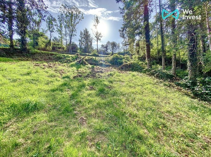 Contact : 0494 12 60 42 - We Invest Ourthe-Amblève et Laura sont ravis de vous présenter à la vente ce terrain à bâtir de ± 1885 m². Situé sur les hau