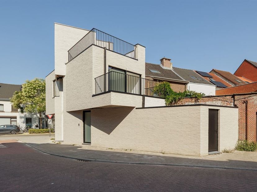 Les matériaux de qualité et l'excellence architecturale élèvent cette maison dont l'entrée se trouve sur la Vredestraat à un niveau supérieur. En rega