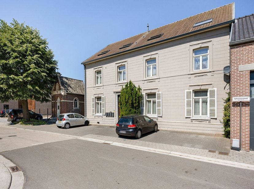 In het geliefde Vlijtingen, een charmante deelgemeente van Riemst, bevindt zich dit gelijkvloerse appartement met terras, gezellig tuintje en aparte g
