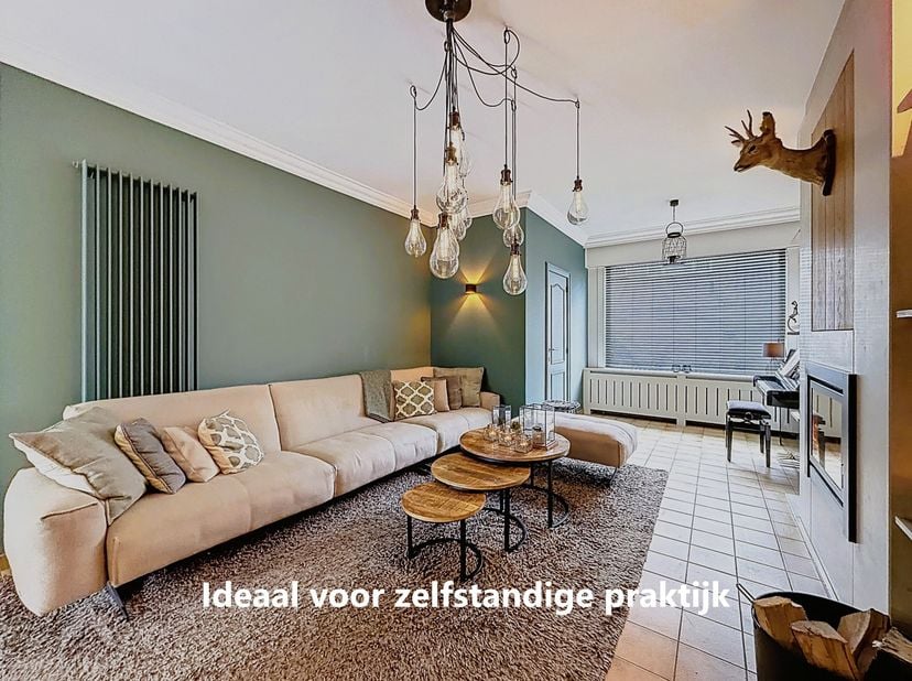 Instapklare woning nabij het centrum bestaande uit een inkomhal, gezellige leefruimte met eet-en zithoek, polyvalente ruimte, uitgeruste keuken, buree