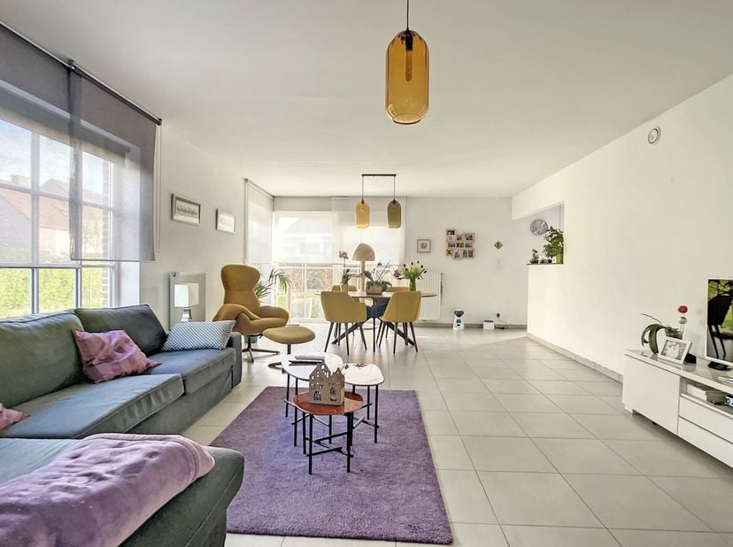 Recente woning gelegen in een uiterst rustige buurt, met vlotte bereikbaarheid.&amp;nbsp; De woning bestaat uit: inkomhal me toilet, ruime living met eetk