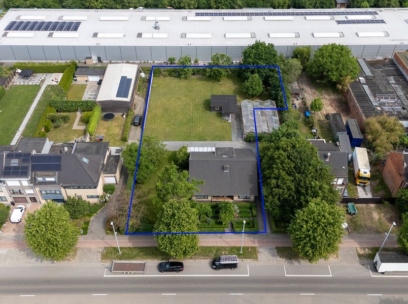 Karaktervolle split-levelvilla op een breed perceel van ca. 2.236 m².<br />
Deze karaktervolle split-levelvilla uit de jaren ’70 bevindt zich op een u